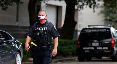 USA: zamknięto chiński konsulat w Houston. Grupa osób próbuje siłą wejść do budynku