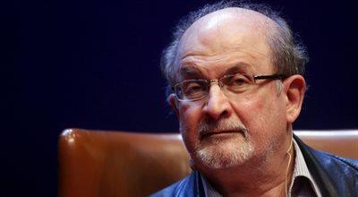 Atak na Salmana Rushdiego. Joe Biden: modlimy się o jego powrót do zdrowia