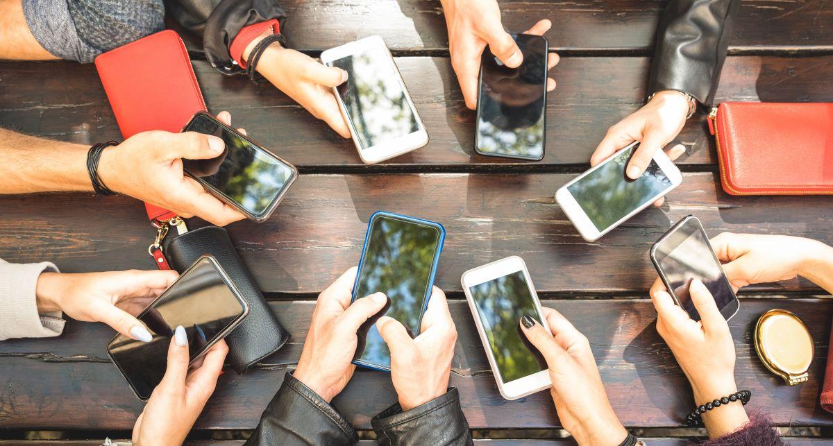 Telefony komórkowe a młodzież. Czy należy ograniczyć im dostęp do smartfonów?