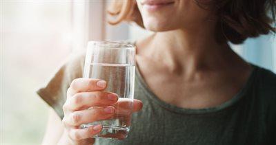 Woda to zdrowie, ale zapominamy ją pić. Ile litrów płynu powinniśmy spożywać?