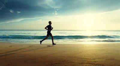 Czy podczas wakacji warto biegać po plaży?