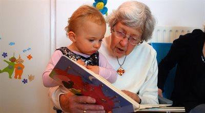 Dzień Babci. Psycholog: to babcie pokazują świat wnukom