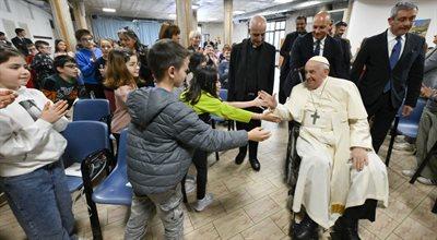 Dzieci czekały na lekcję katechezy. Nagle w drzwiach pojawił się papież Franciszek