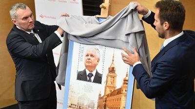 Poczta Polska wprowadza do obiegu nowy znaczek. Hołd dla Lecha Kaczyńskiego jako prezydenta stolicy