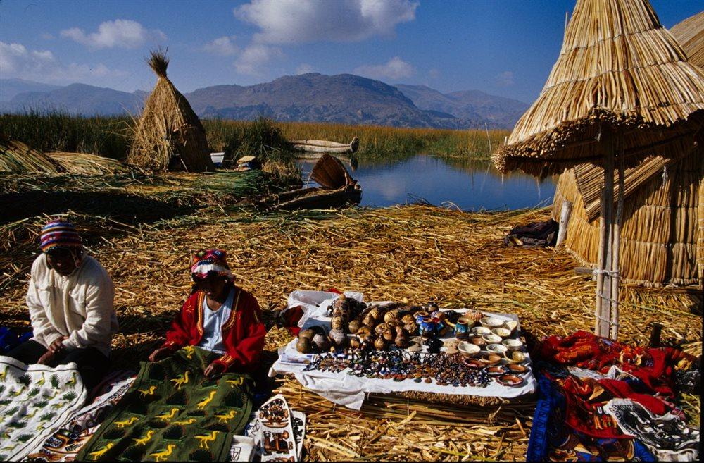 Domy zbudowane z trzciny na wyspie na jeziorze Titicaca, Peru