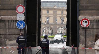 Alarmy bombowe w Paryżu. Ewakuowano kilka tys. turystów m.in. z Luwru i Wersalu