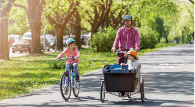 Rodzinna wycieczka rowerowa. Jak zabrać się z małymi dziećmi i ukochanym czworonogiem?