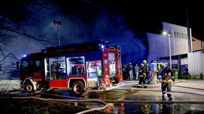 Pożar wielkiej hali z papierem w Kętach. 100 strażaków skierowanych do walki z żywiołem