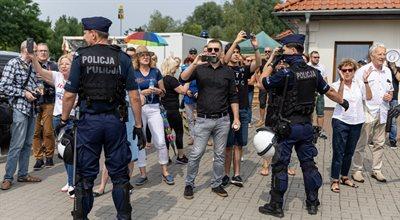 Atak zwolenników opozycji w Kórniku. "Politycy reprezentujący takie zachowania, zasługują na infamię"
