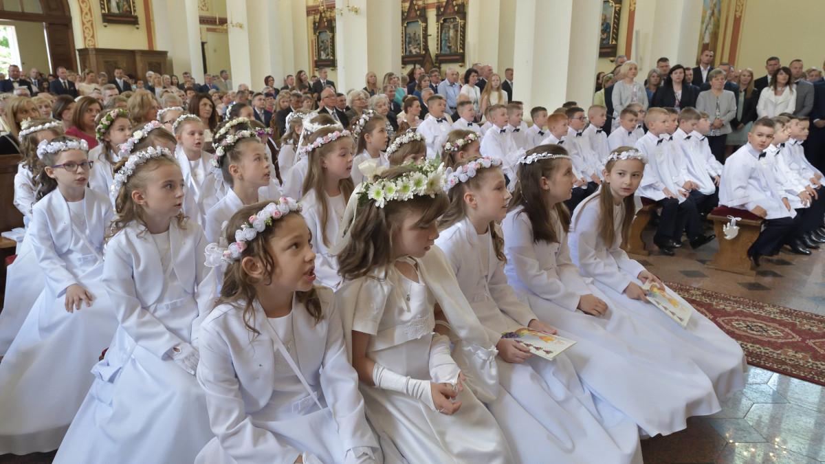 Pierwsza komunia święta – przeżycie religijne czy "małe wesele"?
