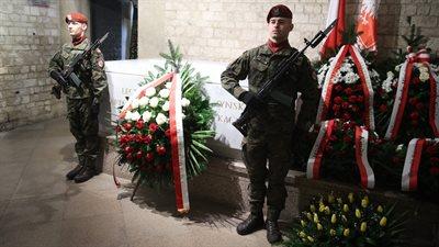 Rocznica pogrzebu Lecha i Marii Kaczyńskich. Prezes PiS odwiedził grób pary prezydenckiej na Wawelu