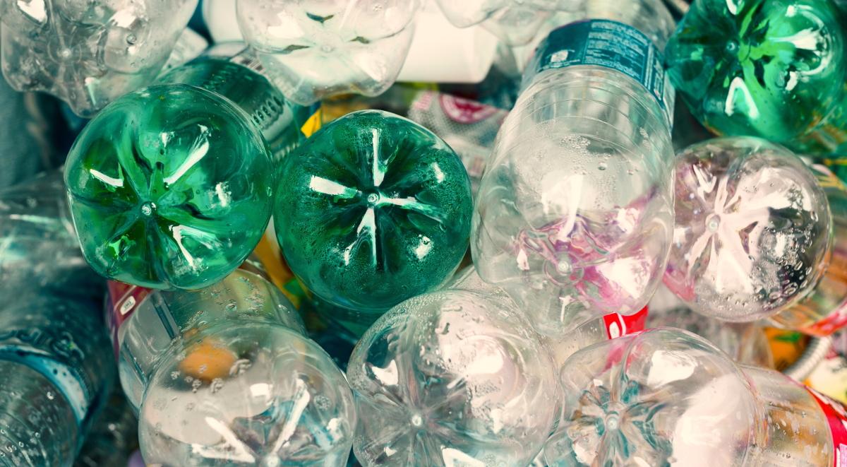 Czy kaucje pomogą rozwiązać problem plastikowych butelek?