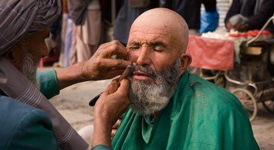 Zakaz przycinania i golenia brody. Talibowie ostrzegają fryzjerów w prowincji Helmand