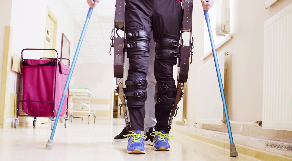 Egzoszkielet – bioniczny wynalazek podnosi na nogi osoby po urazach kręgosłupa