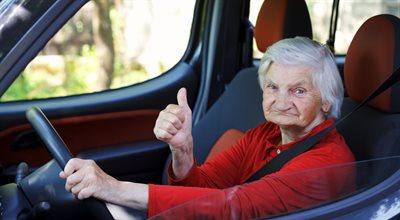 Starsi kierowcy prowadzą bezpieczniej niż kierowcy z innych grup wiekowych