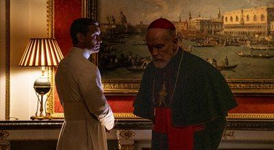  Jude Law oraz John Malkovich w serialu "Nowy papież"