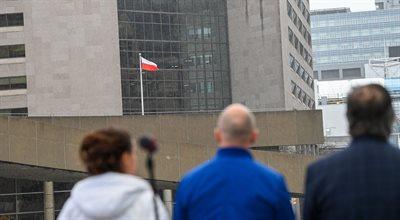 Polska flaga na maszcie przy ratuszu w Toronto. Minister Błaszczak zwrócił uwagę na rolę NATO