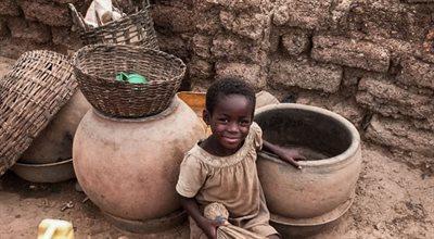 Ziemia w Burkina Faso chowa zmarłych. Dzieci umierają z głodu i niedożywienia. Caritas Polska apeluje: należy działać