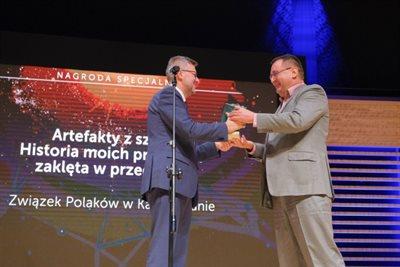 Związek Polaków w Kazachstanie uhonorowany za film „Artefakty z szafy. Historia moich przodków zaklęta w przedmioty”