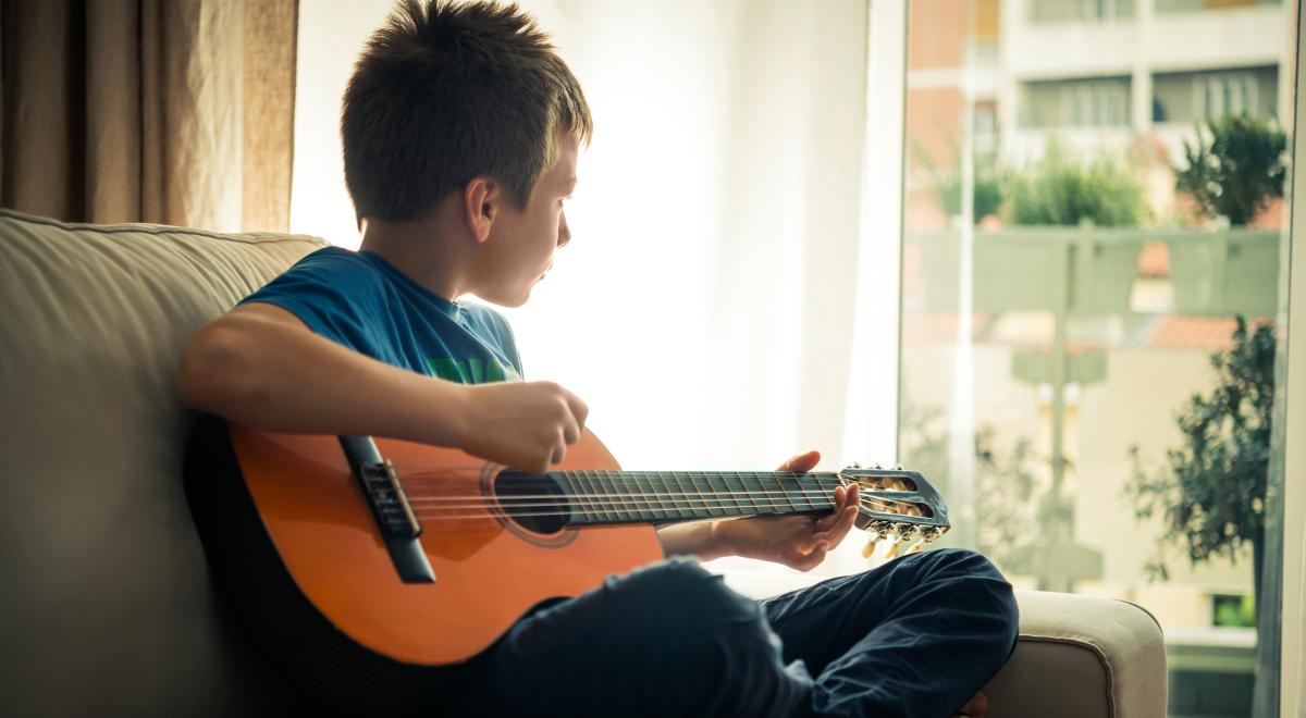 Czy ojcowie powinni uczyć dzieci grać na gitarze?