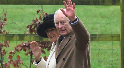 Zdjęcie uśmiechniętego króla Karola III w światowych mediach. Monarcha dziękuje za wsparcie