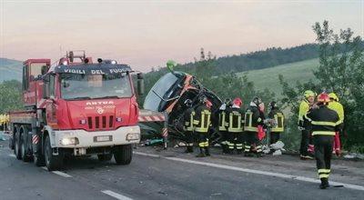Włochy: tragiczny wypadek z udziałem kilku pojazdów. Nie żyje jedna osoba, kilkanaście zostało rannych