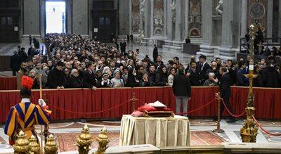 Wierni oddają hołd Benedyktowi XVI. Relacja z uroczystości pogrzebowych w Polskim Radiu