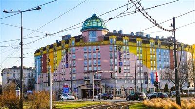Elewacja Hotelu Sobieski przejdzie do historii. Czy 30-letni budynek może być zabytkiem?
