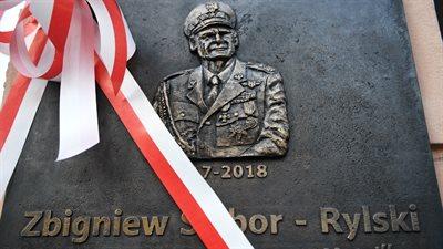 Warszawa: szef Urzędu ds. Kombatantów i Osób Represjonowanych odsłonił tablicę upamiętniającą zmarłego powstańca