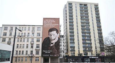 100-lecie urodzin Zbigniewa Herberta. Poeta na muralu w centrum Warszawy