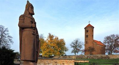 Inowłódz – kościół z XII wieku i zamek Kazimierza Wielkiego
