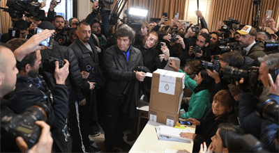 Zaskoczenie we wstępnych wyborach w Argentynie. Prawica prowadzi w boju o fotel prezydenta