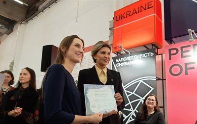 Pierwsza dama Ukrainy Ołena Zełenska nagrodziła Instytut Książki na Targach Książki we Frankfurcie