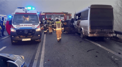 Małopolska: zderzenie busa z samochodem osobowym. Kierowca nie żyje, są ranni