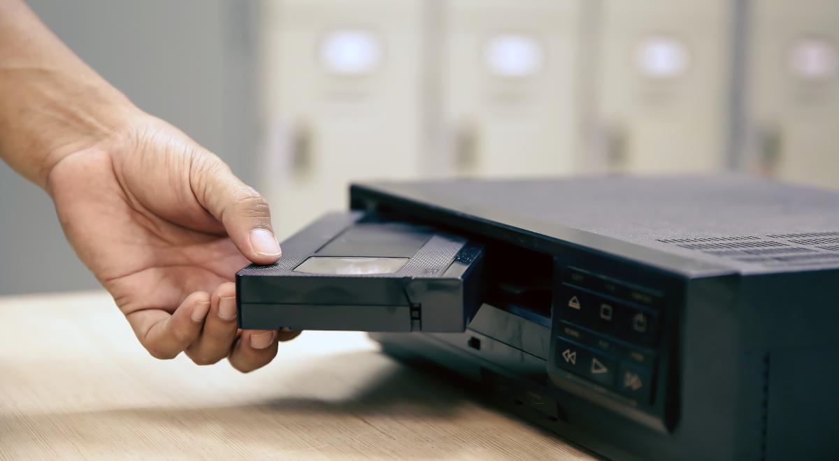 Kasety VHS – wciąż żywa tradycja. Gdzie je odtwarzać i jak o nie dbać?