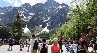 Spory ruch w Tatrach. TPN ostrzega: szlaki mogą być śliskie