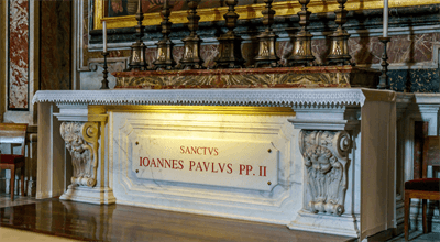 103. rocznica urodzin Jana Pawła II. W Watykanie odprawiono mszę świętą z udziałem polskich biskupów