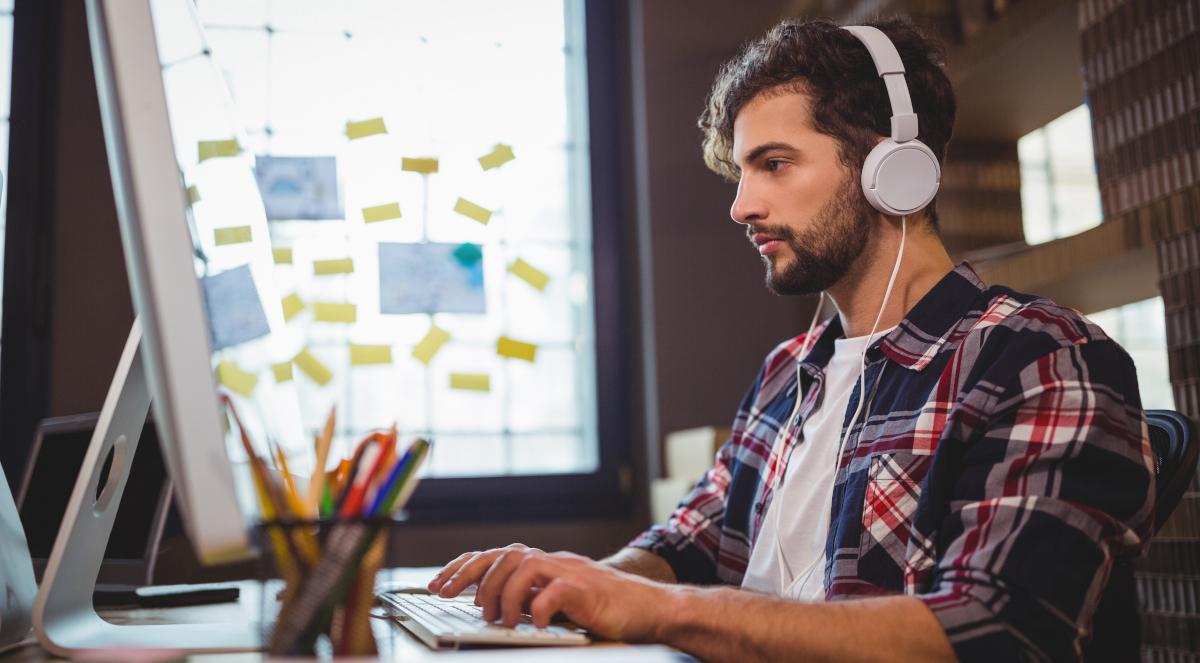 Słuchanie muzyki w pracy – pomaga czy przeszkadza?