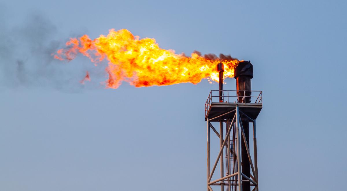 Dlaczego przy wydobyciu w rafinerii wypala się gaz ziemny?