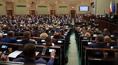 Zjednoczona Prawica zdecydowanie przed Koalicją Obywatelską, tylko pięć ugrupowań w Sejmie. Nowy sondaż