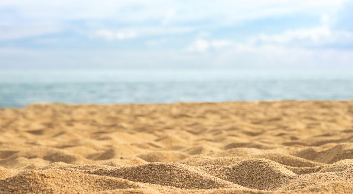Na Ziemi jest więcej ziarenek piasku czy kropel wody?