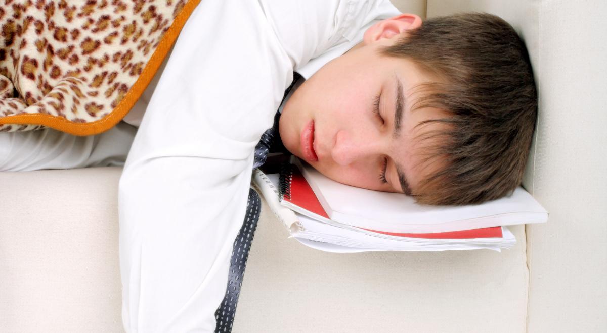 Czy książka pod poduszką pomaga uczyć się przez sen?