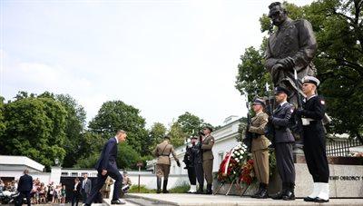 Obchody rocznicy Bitwy Warszawskiej. Prezydent i premier złożyli wieńce przed pomnikiem marszałka Piłsudskiego