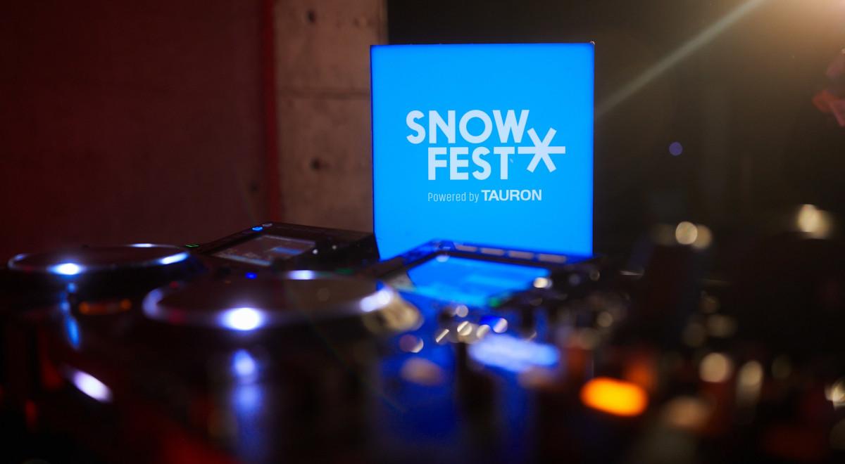 Koncerty, wywiady i archiwalne ujęcia, czyli pierwszy dzień SnowFest Festival 2021
