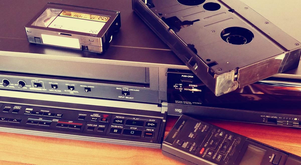 Filmy na kasetach VHS: wciąż można je wypożyczyć!